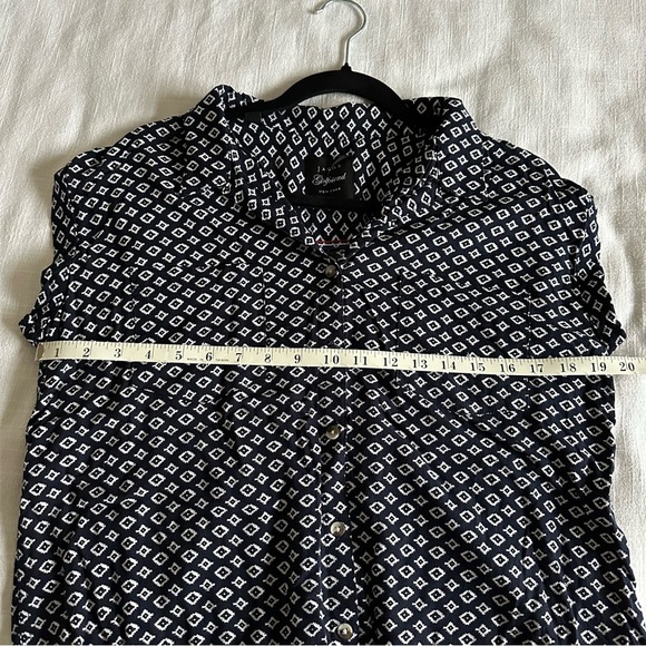 Jachs Girlfriend NY Womens Navy Geo Top Sz M Button-Up Geometric Pockets Aztec - Picture 7 of 10